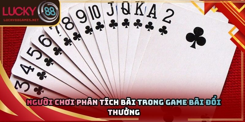 Người chơi phân tích bài trong game bài đổi thưởng