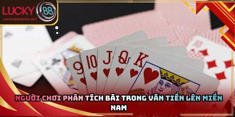 Người chơi phân tích bài trong ván tiến lên miền nam